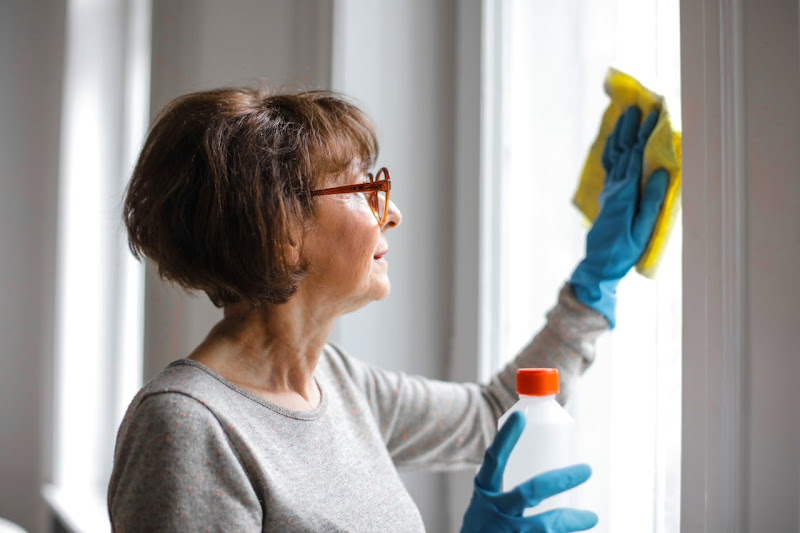 A woman giving a five star window cleaning service.