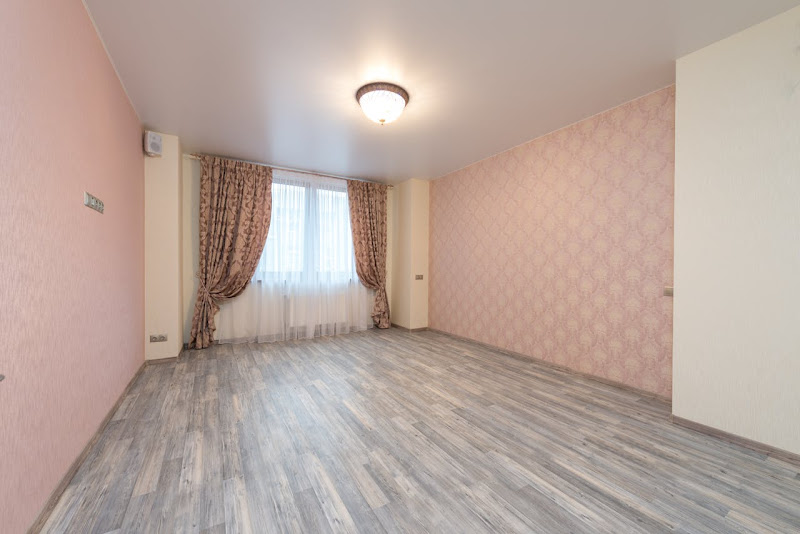 Vinyl floor care on an hbd room apartment.